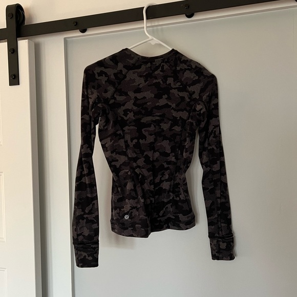 Lululemon black and gray camouflage top with side zipper pocket! Sz S - Picture 3 of 5